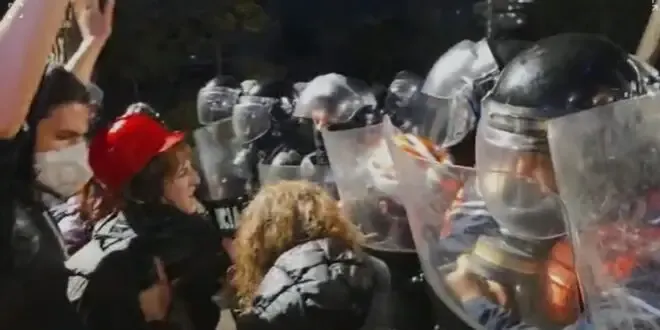 Foto/ Vajzat u bënë barrikadë, një tabor me policë kundër tyre, i lëndojnë me spraj me piper!