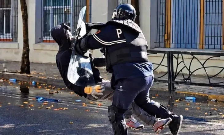 Fotoja që bëri xhiron e rrjetit, kush është Muhamet Skana, i riu që u përplas në asfalt nga policia