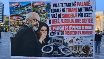 FOTOLAJM/ 128 ditë rezistencë mes pankartave: Bela prangat të presin te dera, pushtetin ta mori era
