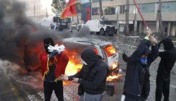 FOTOLAJM/ Flak, tym e gurë! Sheshi ‘i mbytur’ nga gazi lotsjellës! Të rinjtë nuk ndalen përballë dhunës policore