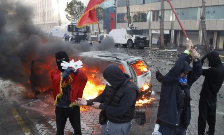 FOTOLAJM/ Flak, tym e gurë! Sheshi ‘i mbytur’ nga gazi lotsjellës! Të rinjtë nuk ndalen përballë dhunës policore