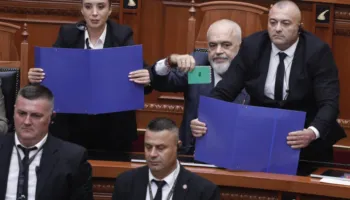 ​FOTOLAJM/ Frikacaku Rama fshihet pas kartonëve të krimit e korrupsionit dhe shantazhon sërish deputetët e tij