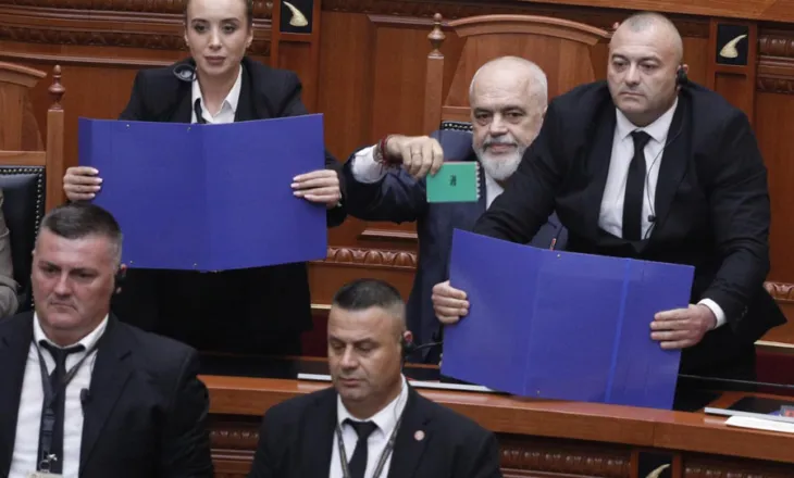 ​FOTOLAJM/ Frikacaku Rama fshihet pas kartonëve të krimit e korrupsionit dhe shantazhon sërish deputetët e tij