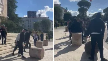 FOTOLAJM / Pedagogët refuzojnë sërish ftesën e Ramës, rrokullisin në bulevard stolat prej guri