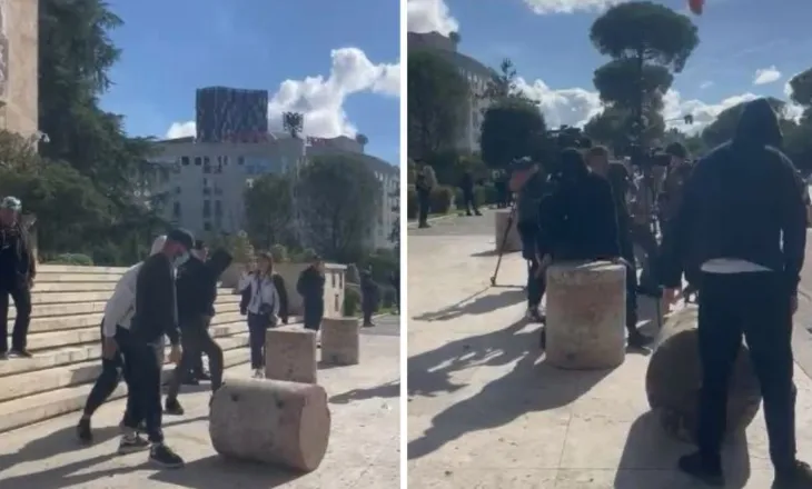FOTOLAJM / Pedagogët refuzojnë sërish ftesën e Ramës, rrokullisin në bulevard stolat prej guri