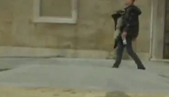 FOTOLAJM/ Policët gardh, i riu me foshnjën me vete ngjitet në shkallët e Kryeministrisë