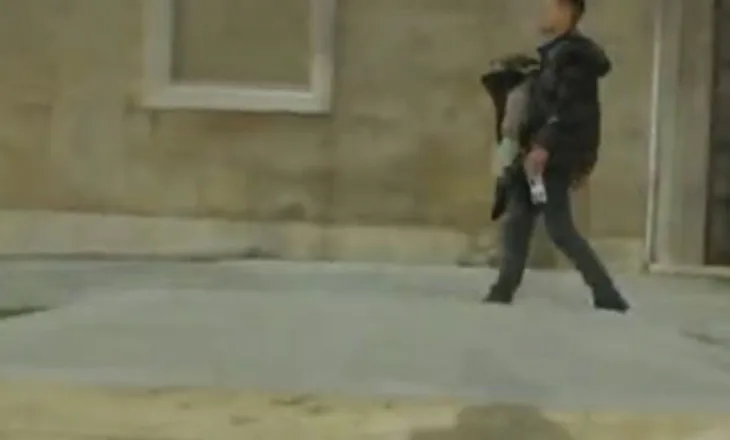 FOTOLAJM/ Policët gardh, i riu me foshnjën me vete ngjitet në shkallët e Kryeministrisë
