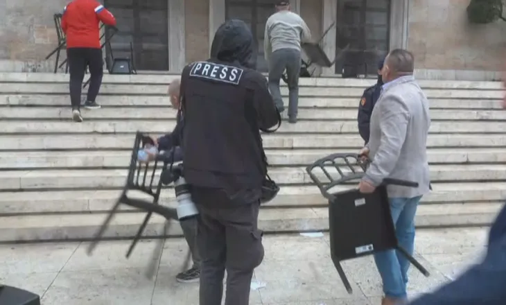 FOTOLAJM / Rama nxori karrige të tjera për dialog, pedagogët i flakin sërish
