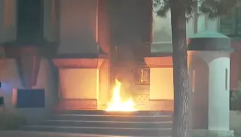 FOTOLAJM / Sulmohet edhe Ministria e Brendshme, flakët përfshijnë hyrjen kryesore