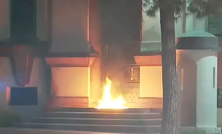 FOTOLAJM / Sulmohet edhe Ministria e Brendshme, flakët përfshijnë hyrjen kryesore