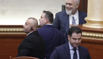 FOTOLAJM/ Territorialja kalon mes tensioneve, shishe e vezë Dhe te qeshurat e Rames