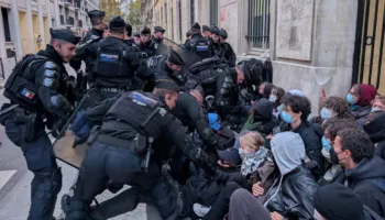Franca “blindon” rrugët këtë fundjavë, mobilizon 70 mijë forca sigurie dhe mbyll muzetë kryesorë