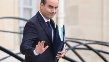 Franca përballet me krizën e borxhit, qeveria prezanton buxhetin për 2027