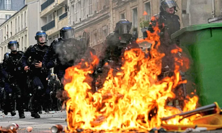 Franca po zhytet në një krizë të trefishtë