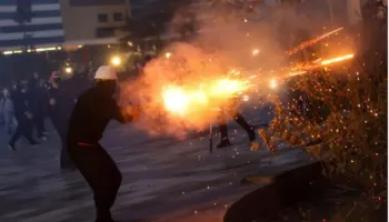 ‘France 24’, jehonë protestës: Përplasje me policinë! Të rinjtë shqiptarë akuzojnë Ramën për korrupsion dhe kërkojnë largimin e tij