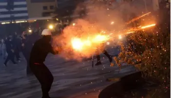 France 24” jehonë protestës së 12-të studentore në Tiranë: Përplasje me policinë! Të rinjtë shqiptarë akuzojnë Ramën për korrupsion dhe kërkojnë largimin e tij