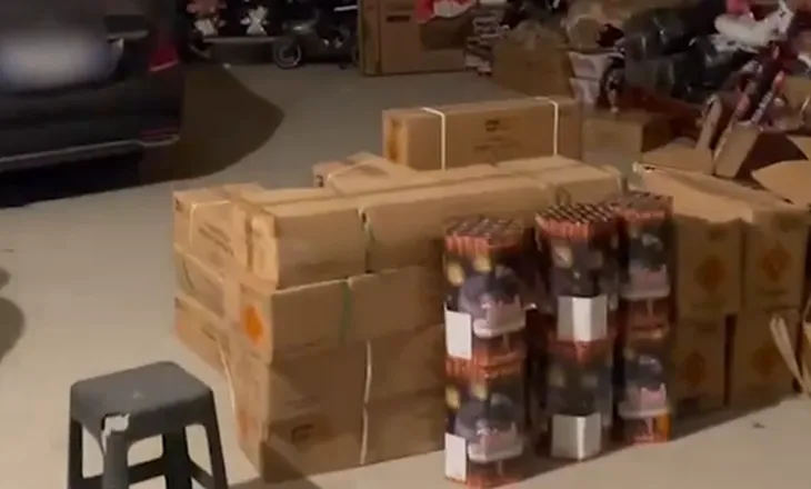 Furnizonte protestuesit me fishekzjarre, zbulohet magazina në Tiranë, vlera arrin në 40 mijë euro, arrestohet i riu