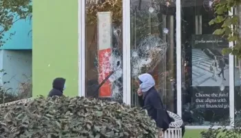 “Furtuna” e protestuesve ndalon te Piramida, thyejnë xhamat
