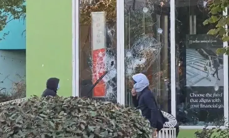 “Furtuna” e protestuesve ndalon te Piramida, thyejnë xhamat