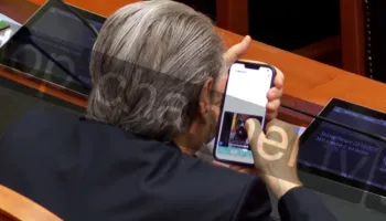 ‘Fytyra’ tjetër e Kuvendit/ Nga teoritë konspirative në TikTok, te dhunimi i Ramës në 97-ën, ja çfarë shikonte Berisha në iPad gjatë kaosit në sallë? (VIDEO)