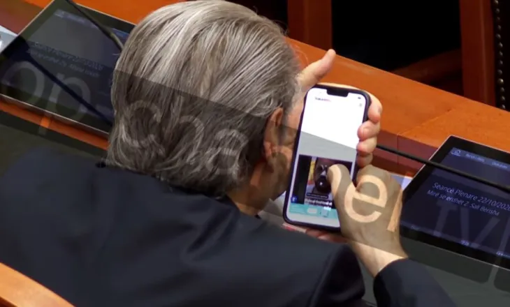 ‘Fytyra’ tjetër e Kuvendit/ Nga teoritë konspirative në TikTok, te dhunimi i Ramës në 97-ën, ja çfarë shikonte Berisha në iPad gjatë kaosit në sallë? (VIDEO)