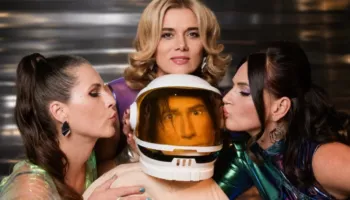 “Galaxy Men”, satira që sfidon maskulinitetin toksik përmes teatrit të kukullave