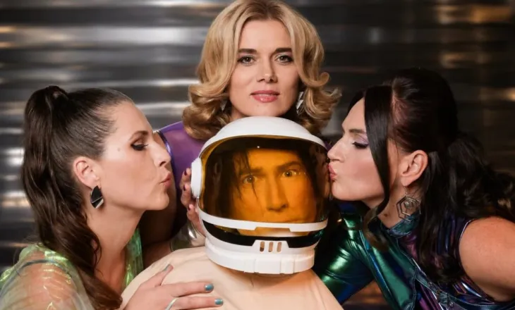 “Galaxy Men”, satira që sfidon maskulinitetin toksik përmes teatrit të kukullave