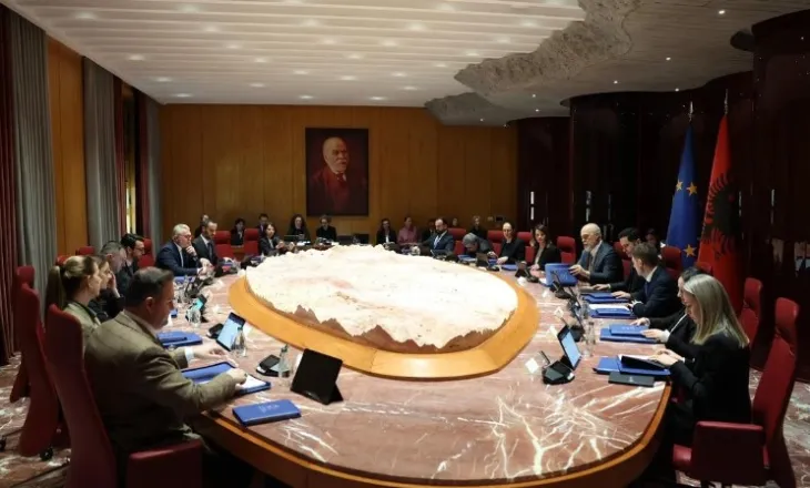 Gara për fondet e buxhetit të shtetit, “ngrin” paga e Presidentit! Ja ministritë që marrin më shumë