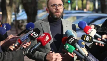 GAZ BARDHI KA NJE LUTJE: BASHKOHUNI ME NE TE RREZOJME RAMEN, SI NE VITIN 1991