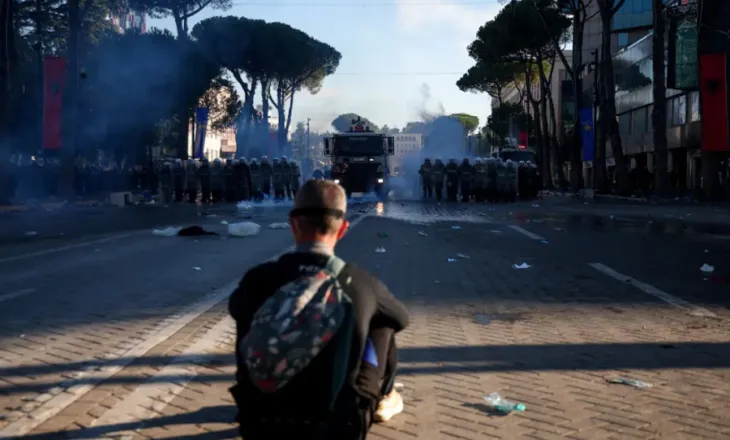 Gazeta franceze LIBERATION: Rinia është ngritur kundër korrupsionit, nuk ndalen deri në largimin e Ramës