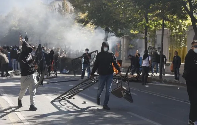 Gazetari denoncon dhunën e protestuesve ndaj medias: Po na godasin dhe më pas luajnë viktimën! Nuk do heshtim