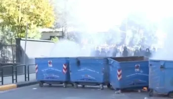 Gjimnazi “Partizani” bojkoton mësimin, nxënësit bllokojnë rrugën, djegin koshat e mbeturinave