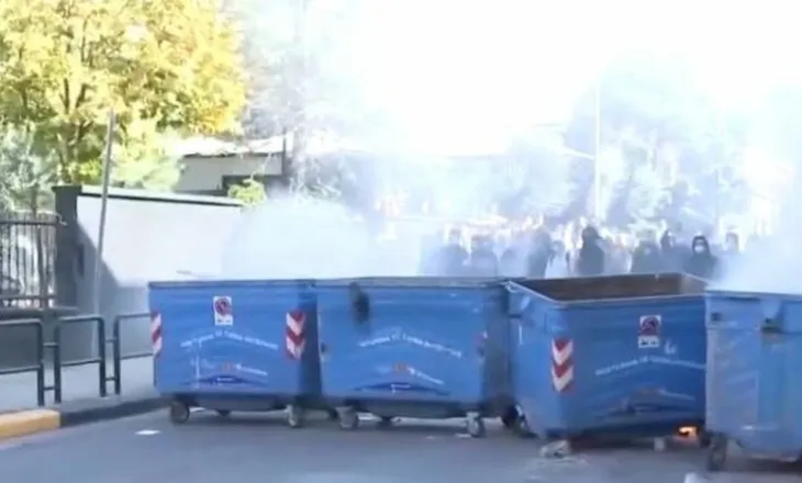 Gjimnazi “Partizani” bojkoton mësimin, nxënësit bllokojnë rrugën, djegin koshat e mbeturinave