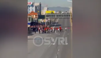 Gjimnazistët e Kamzës dhe ‘Bujqësorit’ mbërrijnë në Tiranë, marshojnë drejt Ministrisë së Arsimit