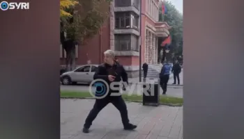 Gjimnazistët marrin me gurë shefin e Komisariatit në Korçë, ia mbath vrapit