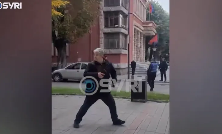 Gjimnazistët marrin me gurë shefin e Komisariatit në Korçë, ia mbath vrapit