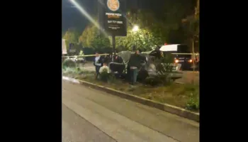 Gjirokastër/ Makina shpërtheu në ecje, shoferi e pasagjeri në gjëndje të rëndë, dyshohet