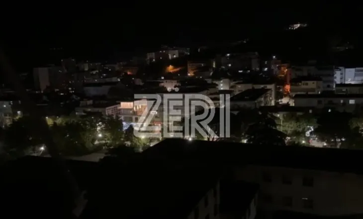 GJIROKASTËR/ Shpërthen në ecje automjeti tip Benz, përfundon në mes të trafikndarëses, dy të plagosur rëndë