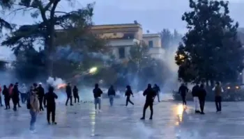 Gjykata e Tiranë liron 12 protestues dhe i lë në ‘detyrim paraqitje’, vijon seanca për 10 të tjerët (EMRAT)