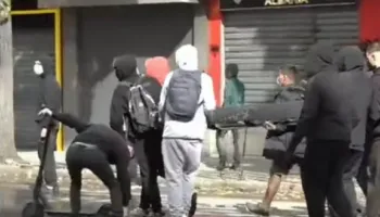 Gjykata e Tiranës cakton “detyrim paraqitje” për 10 protestues, mes tyre një i mitur