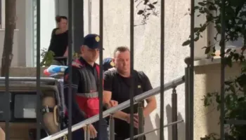 Gjykata lë në arrest shtëpie këngëtarin Erind Xhaferaj