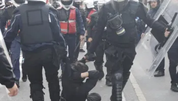 Gjykata liron nga qelia 6 protestues të tjerë, njërin prej tyre e ndalon të qëndrojë në sheshe ku ka manifestime