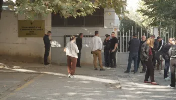 Gjykata liron tre protestues të ndaluar: Njëri prej tyre u arrestua në mënyrë të paligjshme