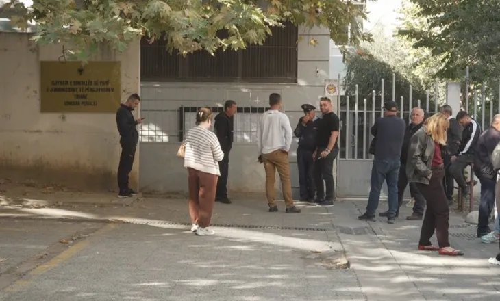 Gjykata liron tre protestues të ndaluar: Njëri prej tyre u arrestua në mënyrë të paligjshme