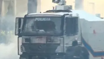Goditet autoblinda e policisë, thyhet xhami i makinës