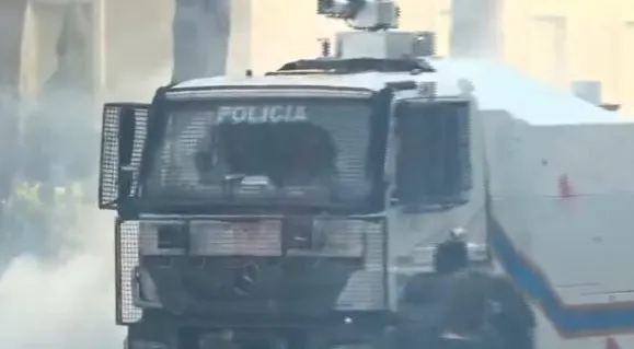 Goditet autoblinda e policisë, thyhet xhami i makinës