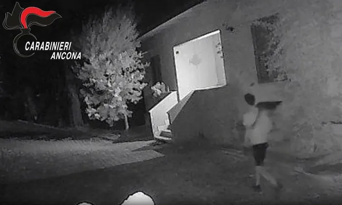Goditet grupi i shqiptarëve në Itali, policia zbulon si hynin në banesa ndërsa familjarët flinin