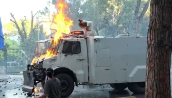 Goditet me molotov një tjetër autoblindë e policisë, mjeti përfshihet nga flakët