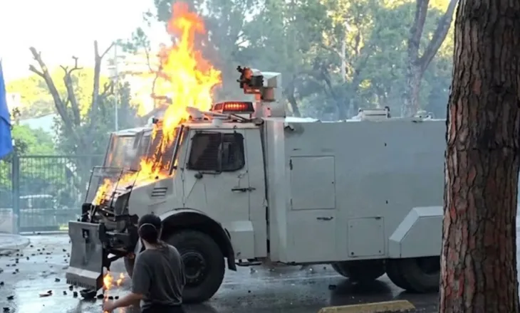 Goditet me molotov një tjetër autoblindë e policisë, mjeti përfshihet nga flakët