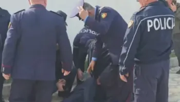 Goditet në kokë me gur nga protestuesit komandanti i policisë së Shkodrës, dërgohet me urgjencë në Tiranë